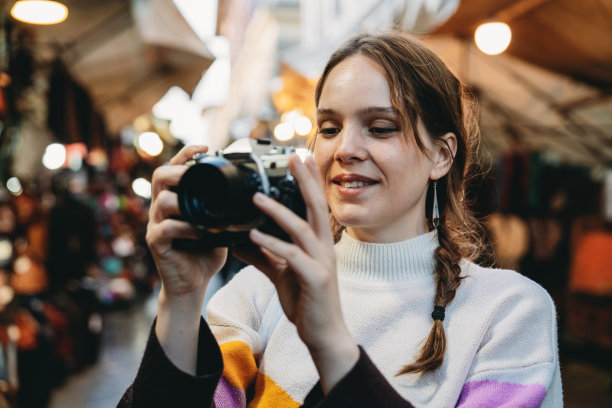一名妇女正在拍摄佛罗伦萨的圣洛伦佐市场图片下载