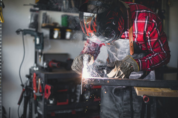 工匠在自家车库车间使用焊机图片下载