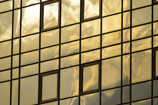 落日在大楼窗户上的倒影。部分建筑物图片下载
