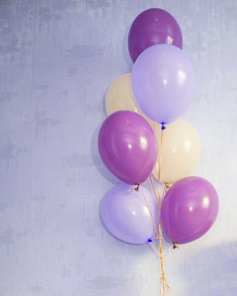 气球在彩色背景上五彩缤纷图片下载