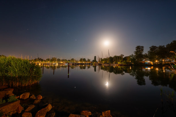 匈牙利巴拉顿湖夜景，风景优美，有游艇海洋，户外旅游背景图片下载