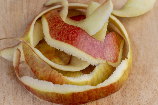 去皮的苹果皮散落在板上图片下载