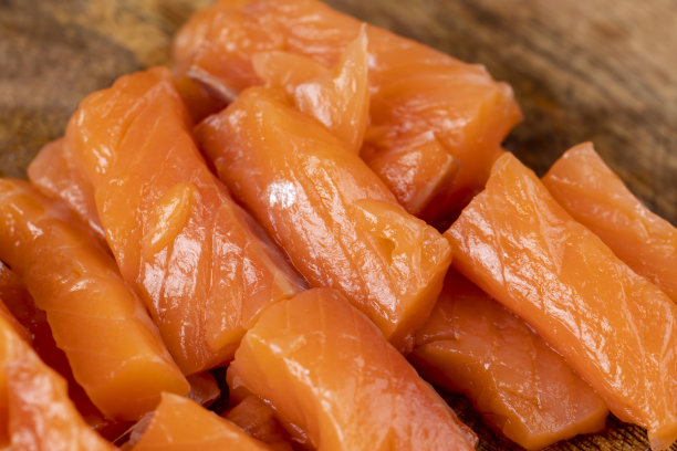 切片红鳟鱼肉与海盐图片下载