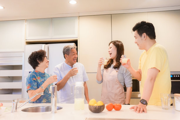 厨房里热闹轻松的两代家庭聚会图片下载