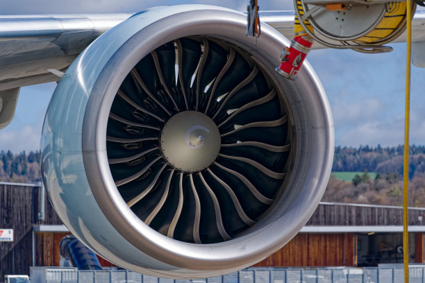 瑞士机场的飞机发动机与叶片和涡轮机的特写。图片下载