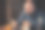 一个男人在家里吃着三明治看手机。普通的中年男人。吃饭时手里拿着手机。图片下载