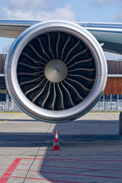 瑞士机场的飞机发动机与叶片和涡轮机的特写。图片下载