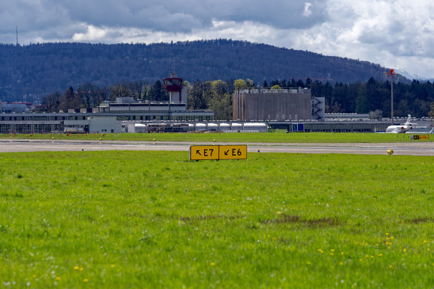 瑞士机场的绿草地上有机场标志。图片下载
