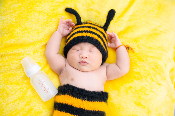 亚洲女婴穿着蜜蜂服装，婴儿穿着蜜蜂服装，新生儿穿着蜜蜂服装。新生儿概念照，图片下载