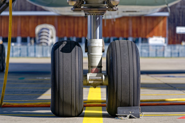 瑞士机场飞机前起落架特写。图片下载