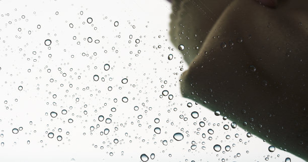 近距离用超细纤维布擦拭湿玻璃图片下载