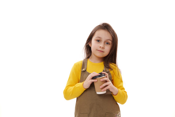 可爱的高加索女孩拿着一次性纸杯和热饮，看着相机，孤立的白色背景图片下载