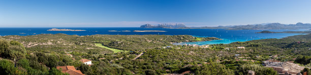 夏季波尔图切尔沃鸟瞰图，意大利著名的豪华度假村，撒丁岛海岸图片下载