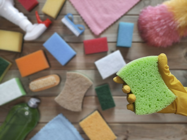 绿色厨房海绵在手。前视图。图片下载