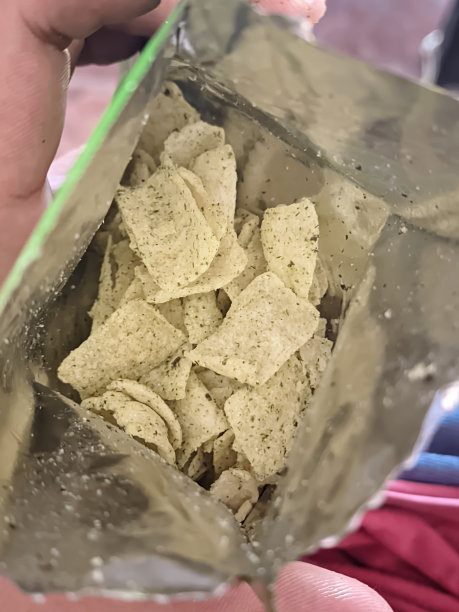 用海藻调味的木薯制成的零食包中的内容物图片下载