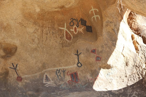 约书亚树国家公园里岩画的特写照片。 沿着巴克坝小径是巨大的巨石岩层，在沙漠洞穴中雕刻着古老的岩画图片下载
