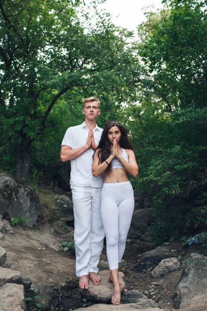 一对夫妇在户外做瑜伽。女人和男人在早上一起冥想。积极心态的概念。图片下载