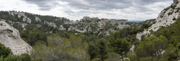 Baux-De-Provence，法国- 2023年04月21日:普罗旺斯一个典型村庄的景色图片下载
