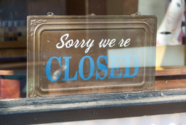 透过窗户可以看到歇业的标志图片下载