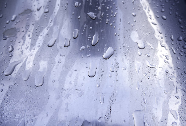 钢铁上的水滴图片下载