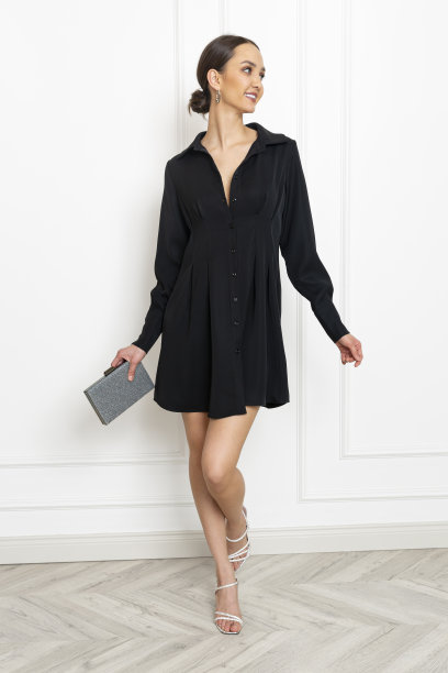 棕色头发的年轻模特穿着秋、春概念服装。图片下载