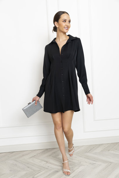 棕色头发的年轻模特穿着秋、春概念服装。图片下载