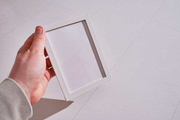 在浅色背景上，空白的白色框架用于文本特写。题字和广告的地方。时尚的家具图片下载