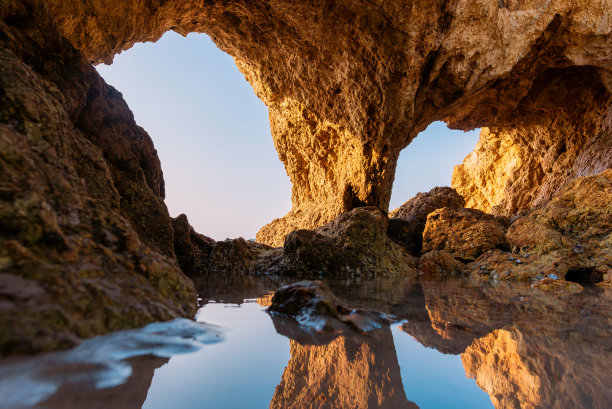 夏天海滩上美丽的天然岩层。图片下载