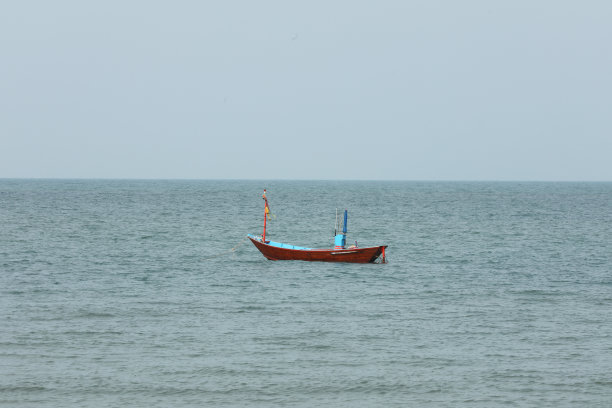 五颜六色的渔船漂浮在海上。图片下载