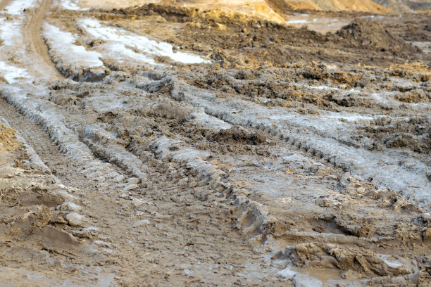 由于在雨天密集驾驶而形成的由建筑或军事设备形成的污垢。春季或秋季解冻图片下载