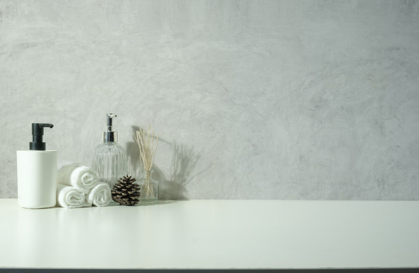 各种水疗项目，精油，毛巾，白色桌子上的草药敷球。文本的复制空间。图片下载