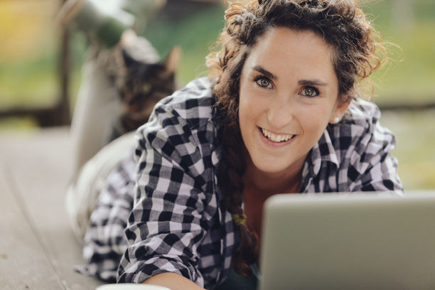 妇女和猫在农村使用药片。图片下载