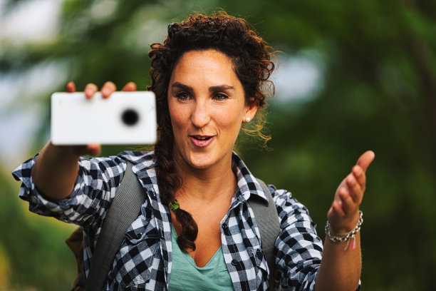 一个女人拿着手机充当摄影师图片下载