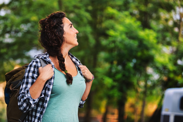 年轻女子喜欢在大自然中散步图片下载