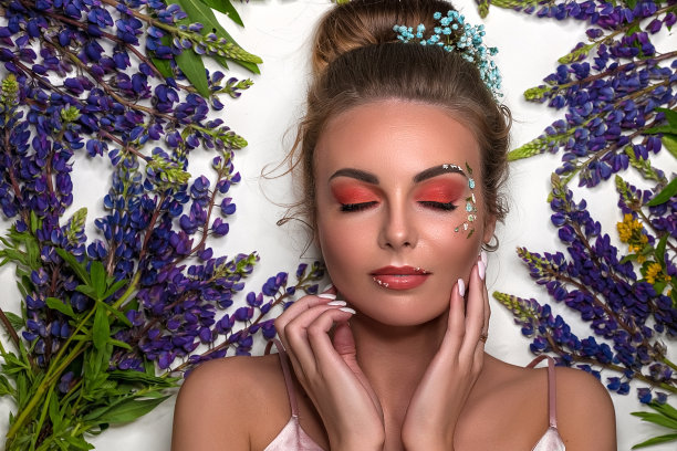 一个年轻时髦的金发女孩的肖像在粉红色的背景在工作室。图片下载