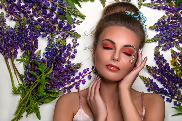 一个年轻时髦的金发女孩的肖像在粉红色的背景在工作室。图片下载