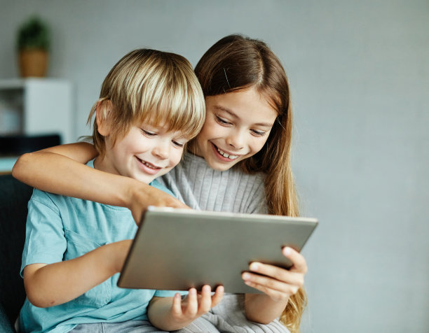 孩子女孩男孩童年小弟弟妹妹教育平板电脑技术电脑阅读学校学习学习学生学习图片下载