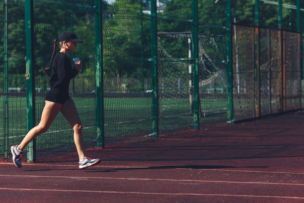在体育馆晨跑。有电话的那个女孩喜欢运动。图片下载