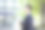一个20多岁的日本商人在春天工作的形象图片下载