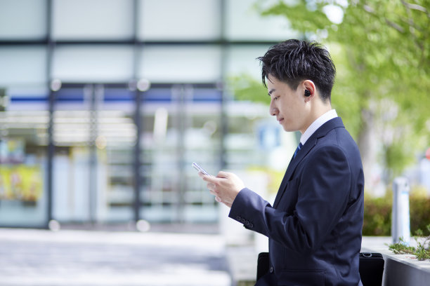 一个20多岁的日本商人在春天工作的形象图片下载