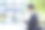 一个20多岁的日本商人在春天工作的形象图片下载