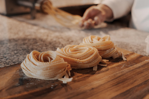 美味的生卷意大利面在木制砧板上图片下载