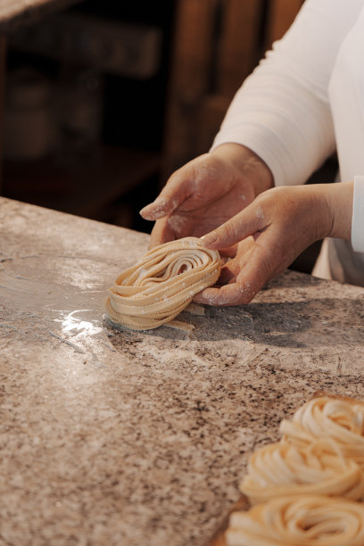 农作物女厨师擀生面团图片下载