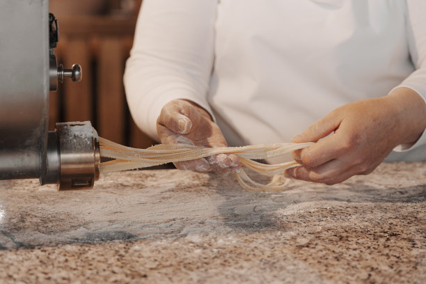 农妇用机器做意大利面图片下载