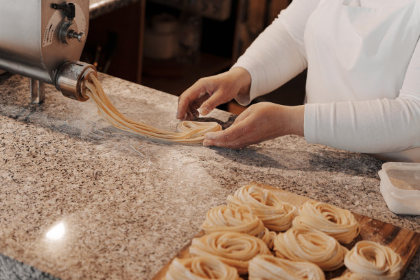 农作物女厨师擀生面团图片下载