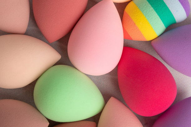 大理石背景上明亮美丽的嘴唇。用于涂抹和混合粉底、遮瑕膏等产品的美容工具。美丽的概念。文本的复制空间。图片下载