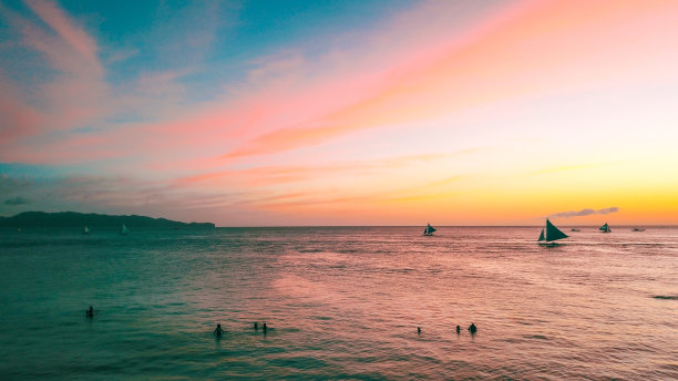 无人机拍摄的菲律宾长滩岛日落时的照片，可以看到大海和船只图片下载