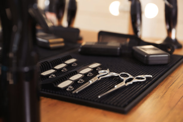 时尚理发师的工作场所与专业工具在理发店，特写图片下载