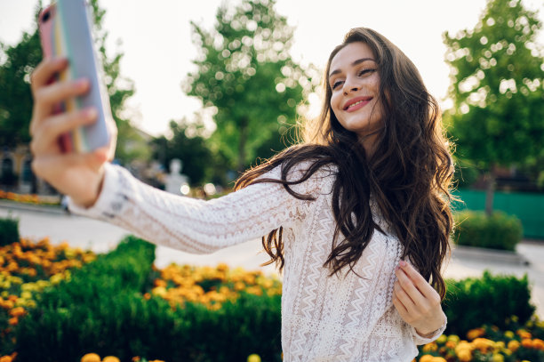 一个快乐时尚的波西米亚黑发女郎在阳光明媚的夏日户外自拍的照片。图片下载