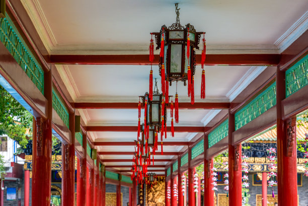 中国广州，宝墨花园的彩绘宫灯长廊图片下载